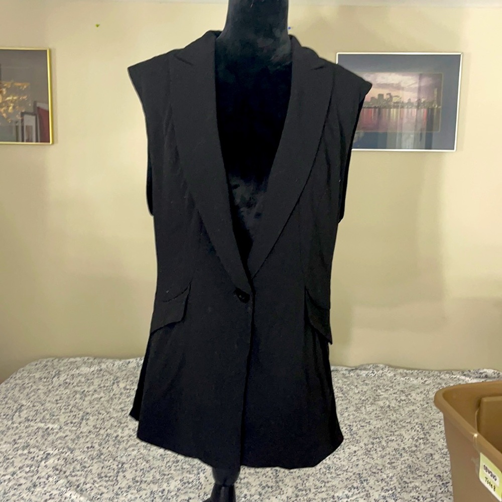 Sleeveless blazer
